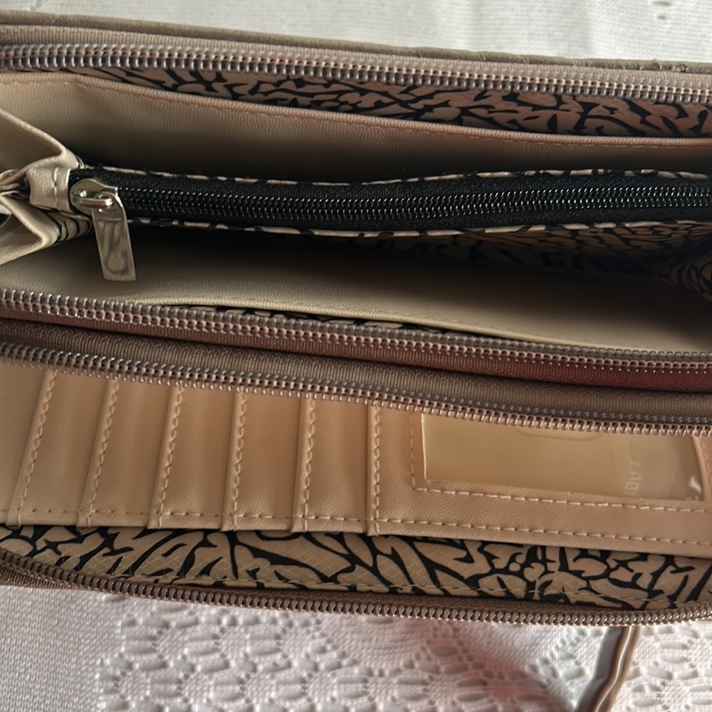 Ladies Wallet . - Picture 3 of 7